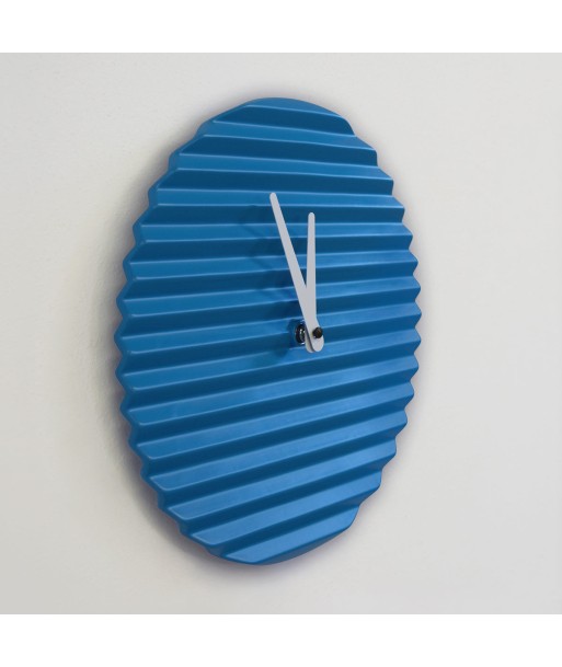 Horloge design Wave, bleue Dans la société mordern