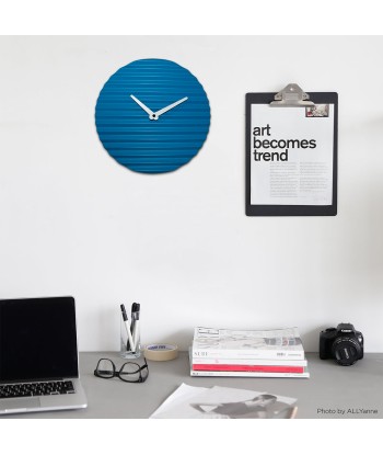 Horloge design Wave, bleue Dans la société mordern