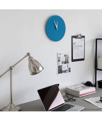 Horloge design Wave, bleue Dans la société mordern