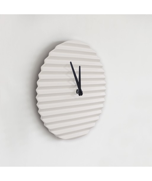 Horloge design Wave, blanche s'inspire de l'anatomie humaine