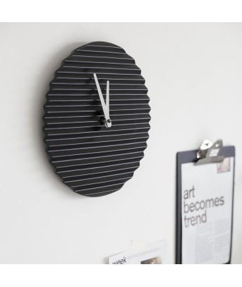 Horloge design Wave, noir chez Cornerstreet bien 